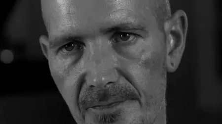N-o să supraviețuiesc ZECE ANI! Charlie ROWLEY, victimă a neurotoxinei NOVICIOC, se teme chiar și de o RĂCEALĂ
