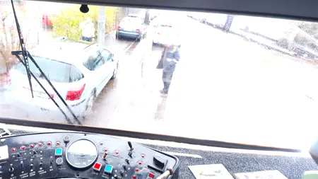 Probele la linia 5 de tramvai au fost blocate de un șofer care a parcat mașina pe șine și s-a dus să cumpere mici