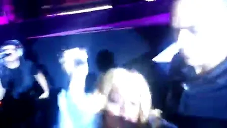 VIDEO: Rihanna și-a lovit un fan cu microfonul în timpul unui concert