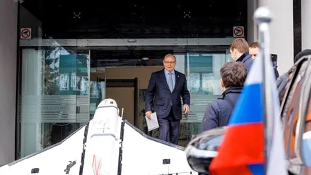 Ambasadorul agreat al Federației Ruse la Chișinău, față în față cu drona găsită pe acoperișul unei case. Aparatul de zbor a fost pus pe scările MAE