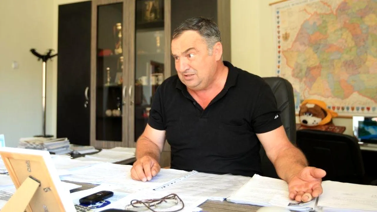 Cum se apără primarul care a refuzat să acorde burse elevilor și a răspuns cu versete din Biblie: „Eu mă ghidez după Sfânta Scriptură! Sunt cu frică de Dumnezeu!” (EXCLUSIV)