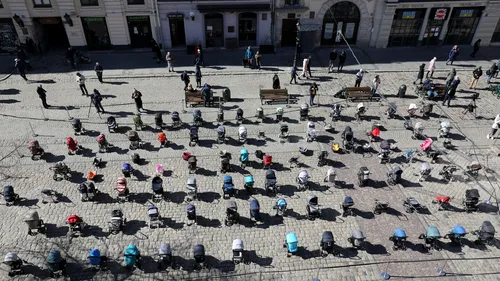 VIDEO| Imaginea cumplită a războiului. Peste 100 de cărucioare goale, așezate în piața din Liov, în memoria copiilor uciși