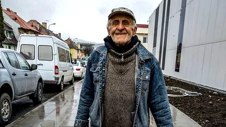 Robert trecea joi dimineață pe bulevardul Titulescu din București, când a zărit ceva interesant la un bătrân. Când a aflat cine era, a rămas uluit: Cerneala ziarului dispare încet-încet de pe anunțuri