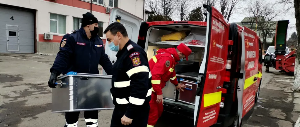 Un bărbat a murit și altul a fost rănit, după ce s-au electrocutat pe un șantier din județul Cluj. Cei doi lucrau pe o platformă aflată la înălțime