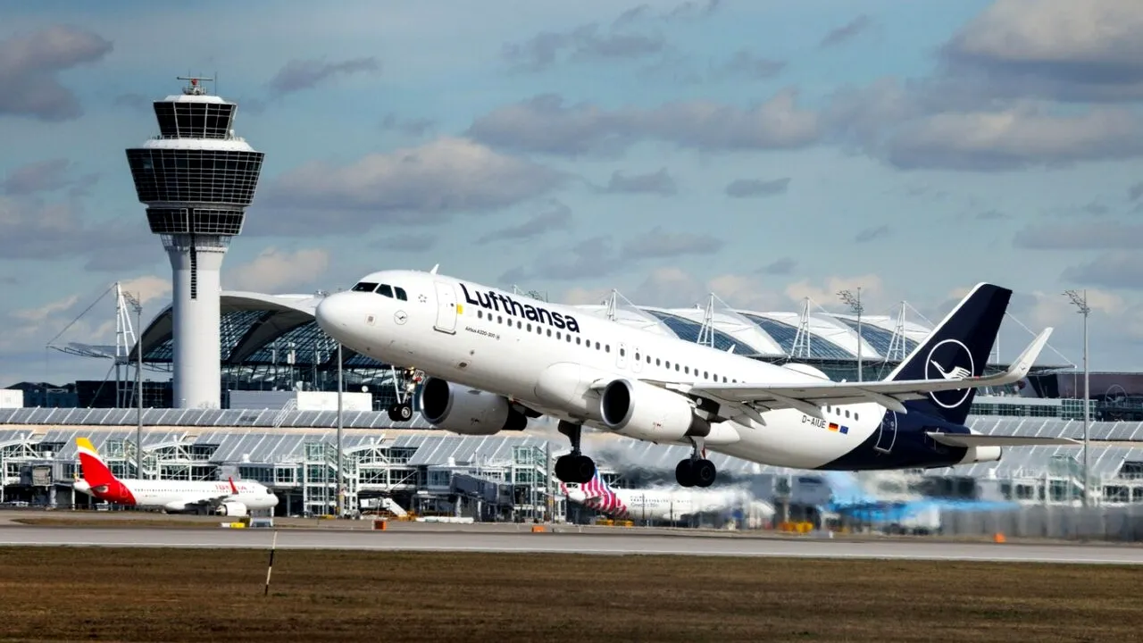 Panică totală într-un avion Lufthansa cu 190 de pasageri la bord după ce cabina a fost cuprinsă de FUM. A aterizat de urgență pe o insulă din Grecia