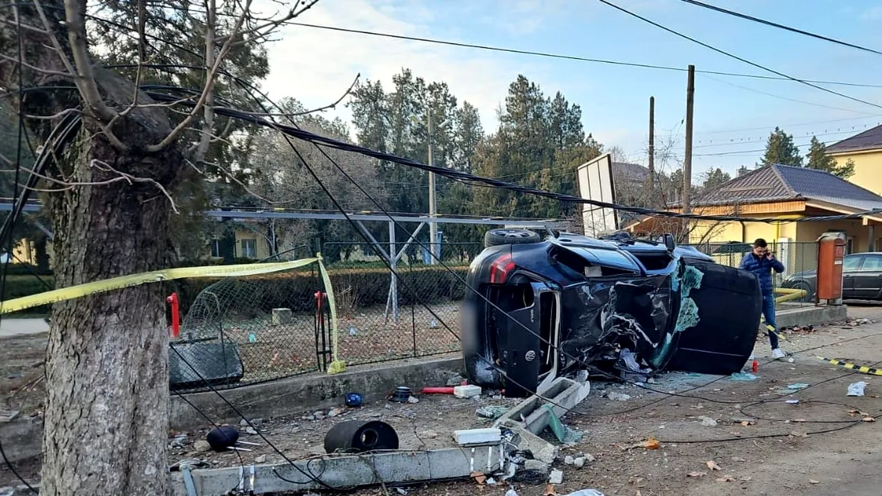 TRAGEDIE pe DN 54, în Olt. Un șofer începător s-a urcat beat criță la volan și s-a izbit violent de un stâlp. Un pasager a murit