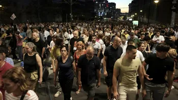 PROTEST în tăcere în Serbia. Zeci de mii de persoane au ieșit din nou în stradă pentru a cere alegeri anticipate