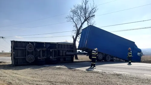 Un camion cu ajutoare pentru ucraineni s-a răsturnat pe DN 2/ DE 85 în Iași. Un al doilea tir a rămas blocat, când încerca să îl ocolească