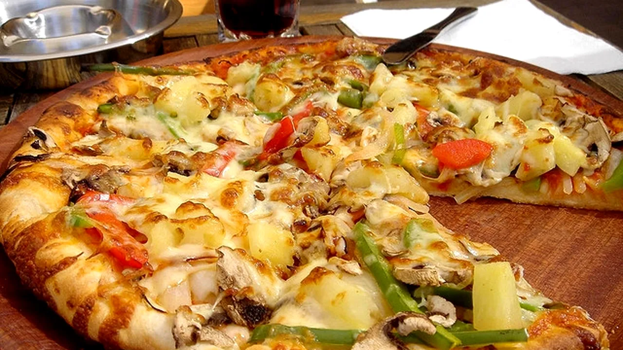 REȚETĂ PIZZA DE POST cu cașcaval vegetal, ciuperci, măsline și sos de roșii