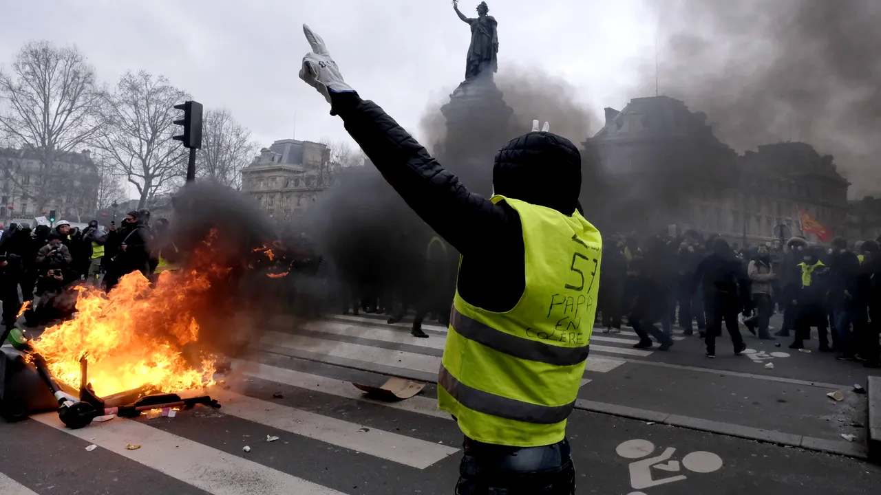 Parisul SUB ASEDIU. Protestele Vestelor Galbene fac RAVAGII: Un manifestant și-a pierdut O MÂNĂ, mașini INCENDIATE lângă Turnul Eiffel și polițiști ATACAȚI
