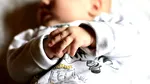 Caz incredibil la Pașcani, unde un bebeluș a fost salvat după ce a fost aruncat în latrină. Copilul și fratele său vor fi dați în plasament