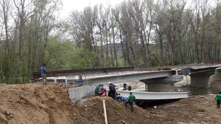 Gorj: Două persoane rănite după ce o traversă a unui pod în lucru a căzut. Una dintre victime, dusă cu elicopterul SMURD la spital