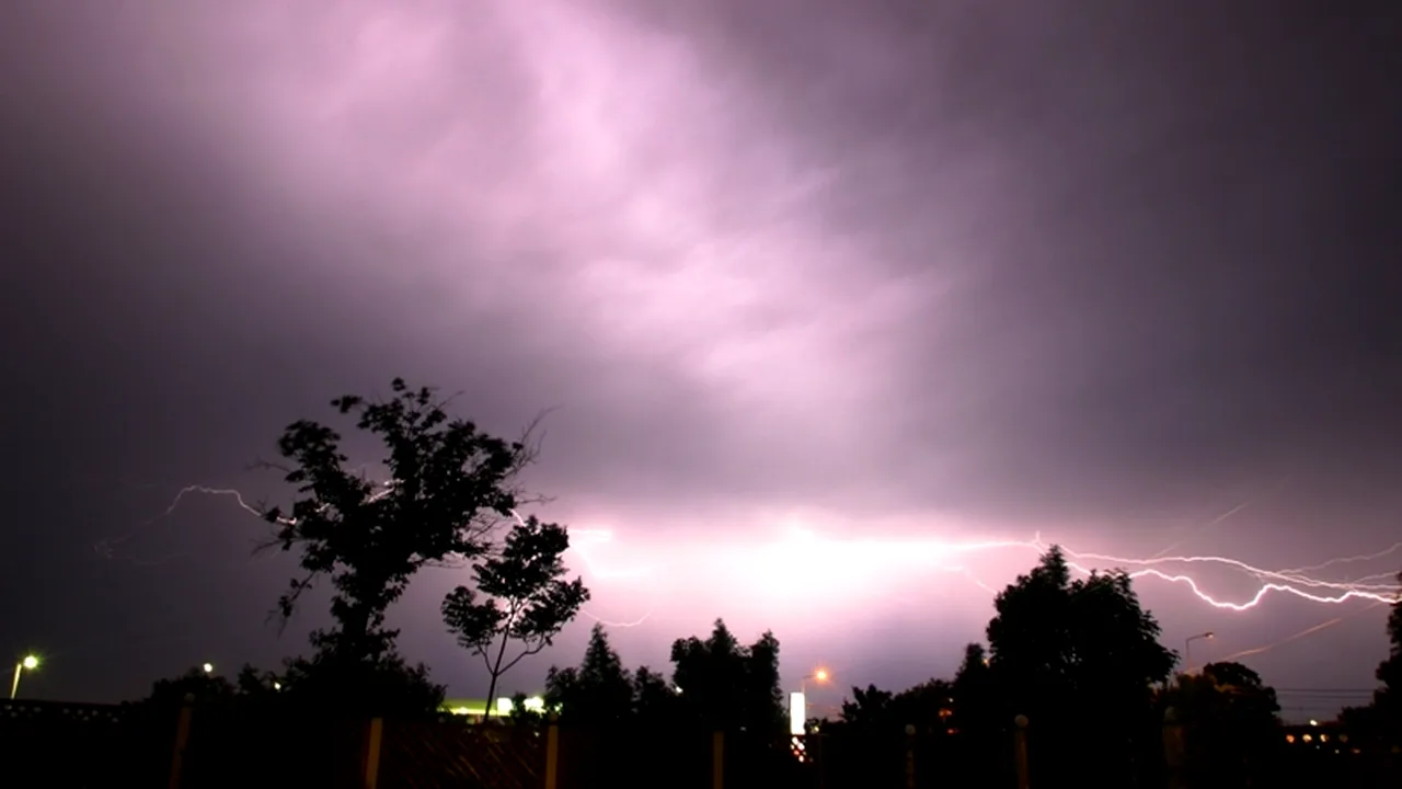 Cel puțin 32 de persoane au murit atinse de fulgere, în India