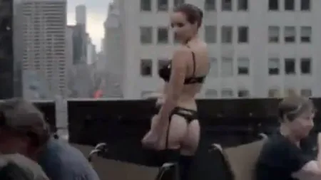 O femeie s-a dezbrăcat într-un restaurant, în fața clienților. Cum s-a terminat totul