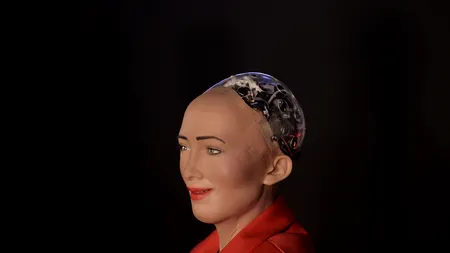 Din culisele vizitei Sophiei, primul robot care a primit cetățenie: „Când am intrat în Sufrageria Regală, înainte de eveniment, am văzut două exemplare din Sophia, identice. Organizatorii m-au îndepărtat imediat