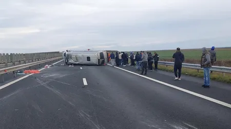 VIDEO | Microbuz cu 11 persoane, răsturnat pe A1! O persoană a murit