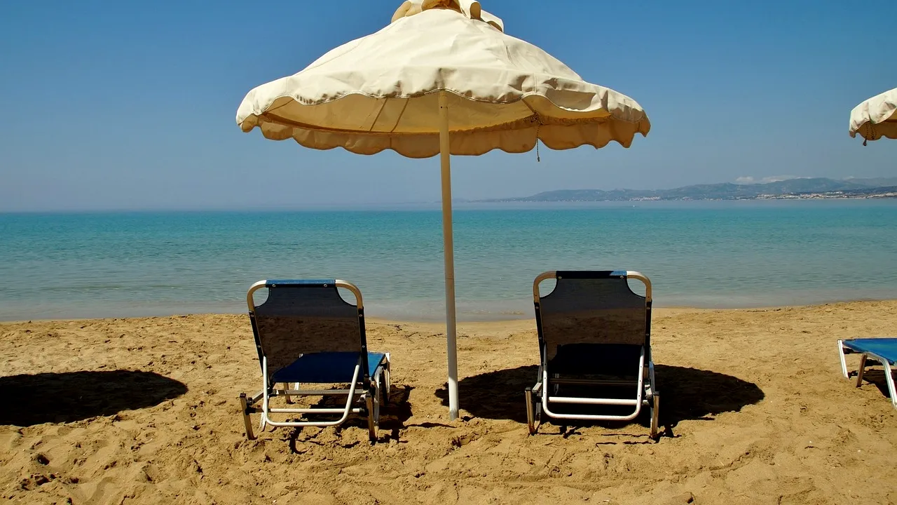 Cât costă un șezlong la mare în extrasezon. Prețul este ireal!