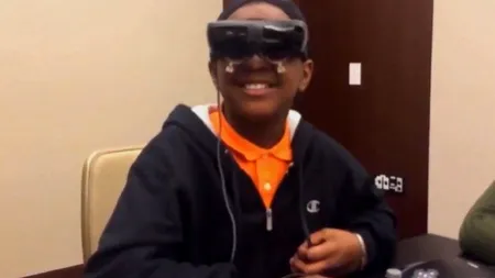 Cum și-a văzut un copil orb mama pentru prima oară după 12 ani. Primele sale cuvinte