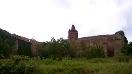 OFERTA anului în piață: 9 case și mai multe ferme, inclusiv un turn de biserică, scoase la vânzare cu doar 60.000 de euro!