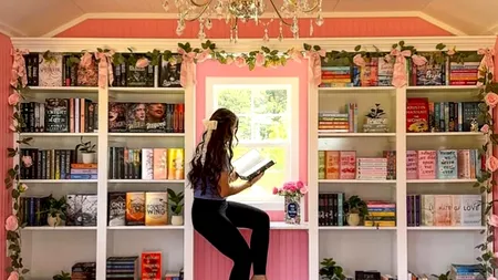 O tânără pasionată de citit și-a transformat MAGAZIA din curte într-un loc incredibil pentru lectură. Cum arată spațiul amenajat ca în reviste