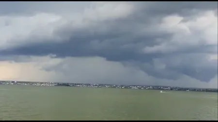 La un pas de tragedie. Un velier în care erau trei persoane s-a răsturnat pe lacul Siutghiol