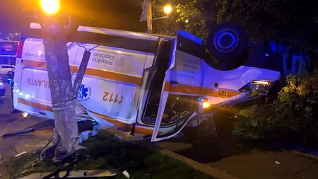 Ambulanță cu pacient, răsturnată într-o intersecție din sectorul 3 după impactul cu o mașină care nu i-a acordat prioritate