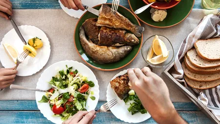 TOXIINFECȚIE alimentară la un hotel de lux din Mamaia. 15 turiști au fost afectați, iar 5 dintre ei au fost transportați de urgență la spital