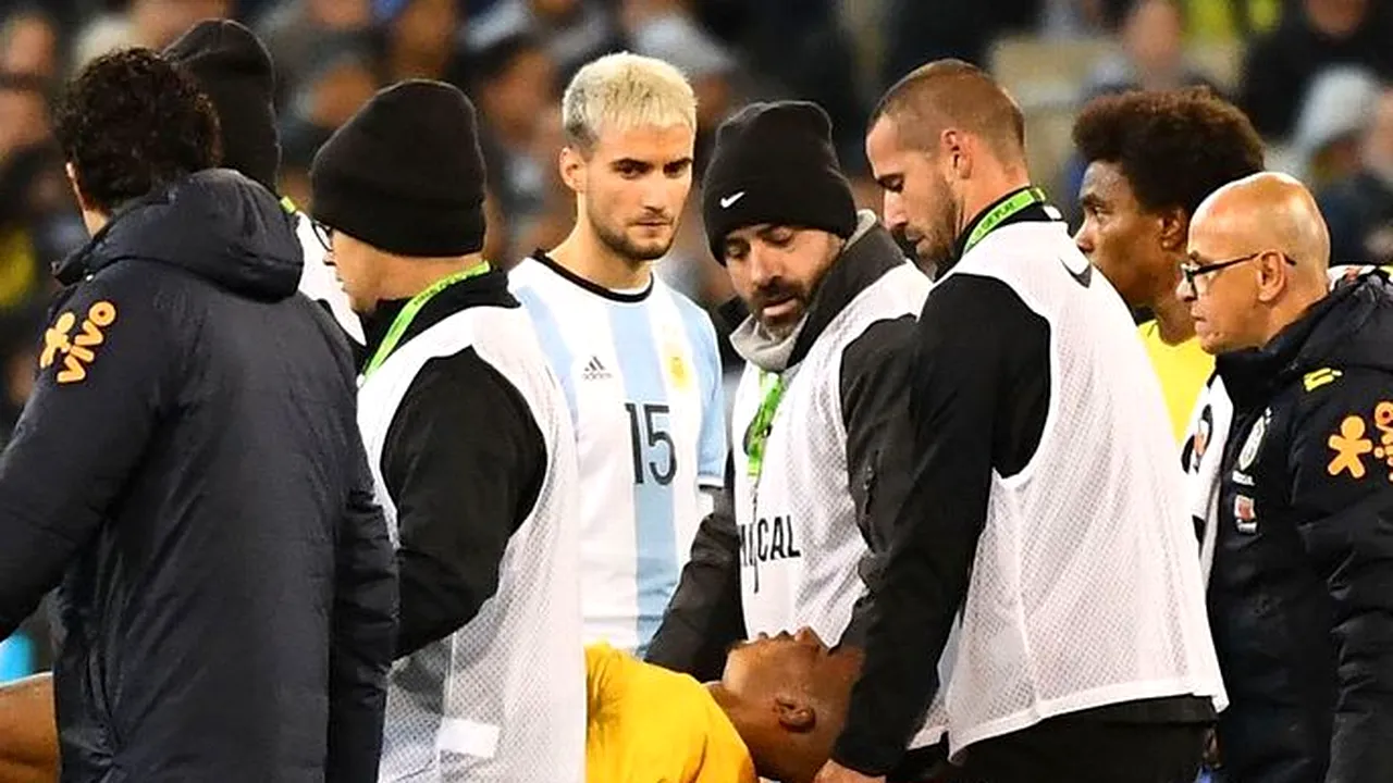 Accidentare gravă în partida Brazilia - Argentina. Un fotbalist a primit o lovitură în ochi 