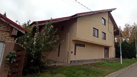 Cu cât se vinde o casă spațioasă din Corbeanca, cu teren intravilan de 832m². Proprietatea este scoasă la licitație de ANAF