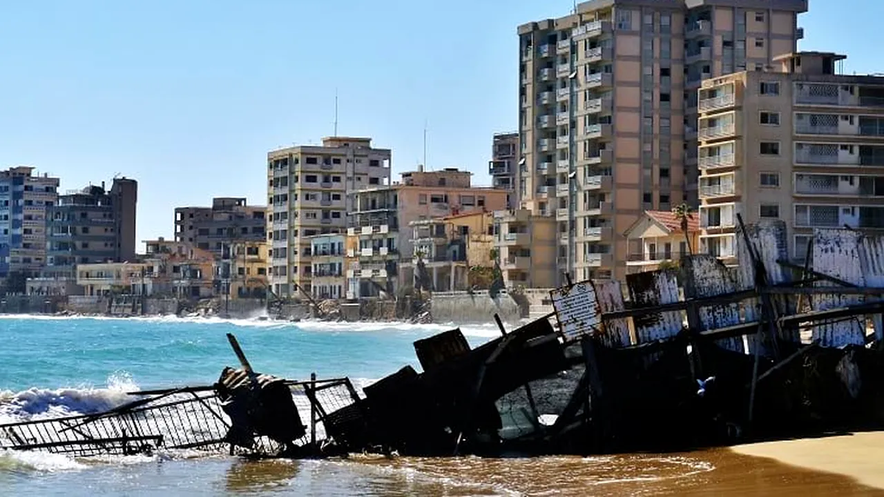 Cum arată orașul-fantomă de la Marea Mediterană, populat pe vremuri cu vedete de la Hollywood