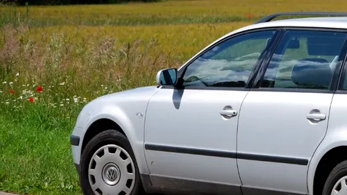 Incident șocant în Suceava: Roata unui automobil vechi, în care se aflau cinci persoane, s-a desprins în mers