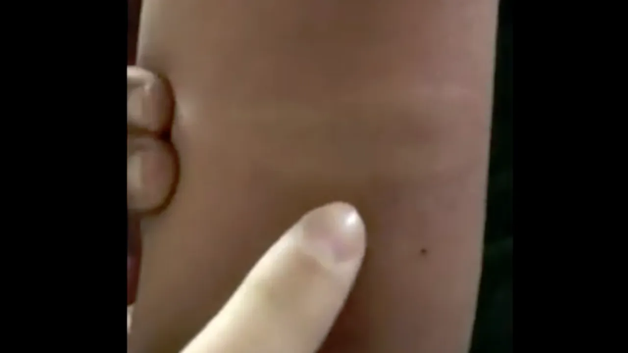 Supraveghetoarea unui cămin de elevi, acuzată că a bătut cu coada de la mop un licean. Agresoarea: „Am dat cu o vărguță