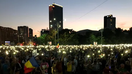Protest 10 august | Protestatarii din Piața Victoriei au aprins luminile telefoanelor - FOTO / VIDEO