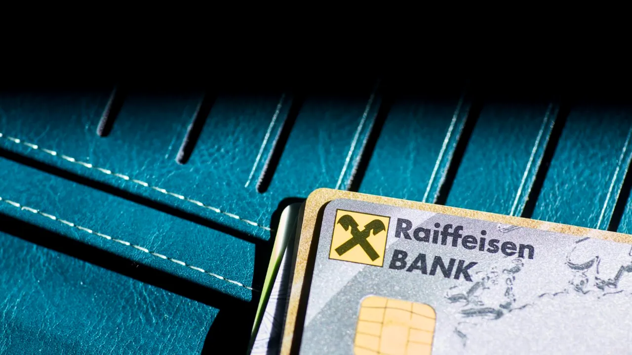 EXCLUSIV | Val de sesizări de la clienți Raiffeisen care spun că au rămas fără bani în conturi. Transferuri suspecte pentru site-uri de pariuri și cheltuieli către falși beneficiari din mai multe state: „Sunt foarte îngrijorată pentru siguranța banilor mei”