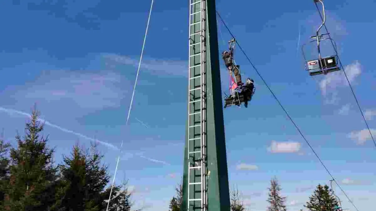 Panică pentru opt turiști din Păltiniș. Au rămas blocați din cauza unei defecțiuni a instalației pe cablu