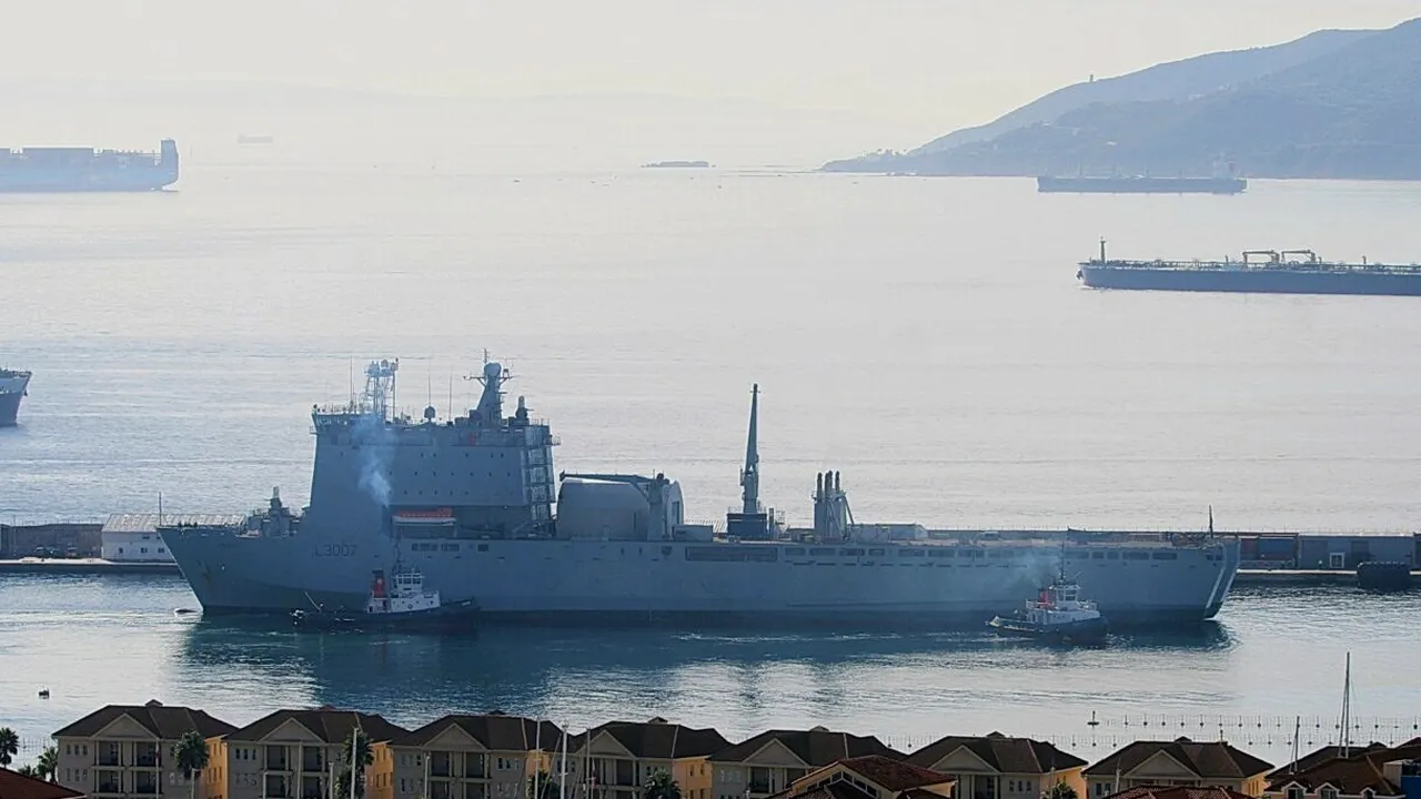 Marea Britanie se pregătește să trimită o a doua navă în Marea Mediterană. RFA Lyme Bay este dotată cu facilități medicale și poate transporta trupe, vehicule și muniție