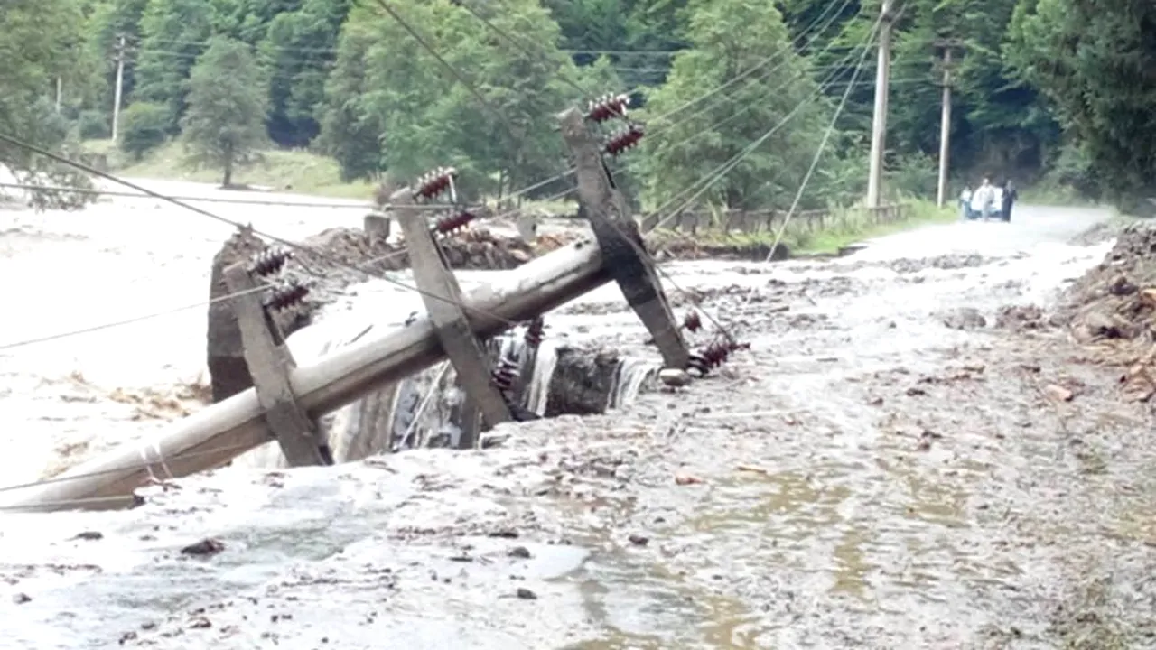 Intervenție în Vâlcea pentru salvarea altor opt persoane rămase izolate între apele revărsate