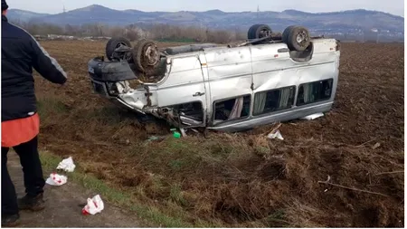 FOTO | Un microbuz care transporta 12 persoane s-a răsturnat în Sibiu. Între victime se află și un copil de 5 ani
