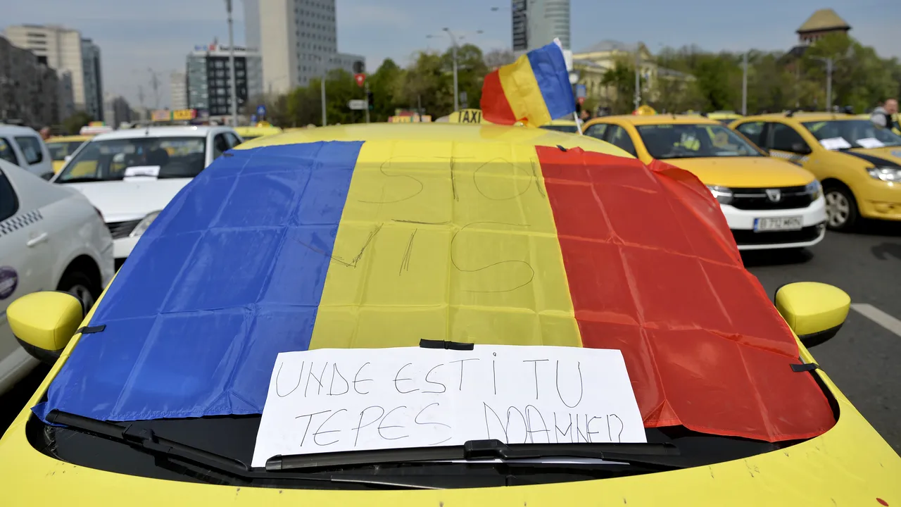 Incidente la protestul taximetriștilor: Doi șoferi au aruncat cu ouă într-un taxi care transporta clienți