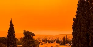 <span style='background-color: #2c4082; color: #fff; ' class='highlight text-uppercase'>VIDEO</span> Imagini apocaliptice în Grecia. Cerul a devenit PORTOCALIU din cauza unui fenomen ciudat ce își are originea în deșertul Sahara
