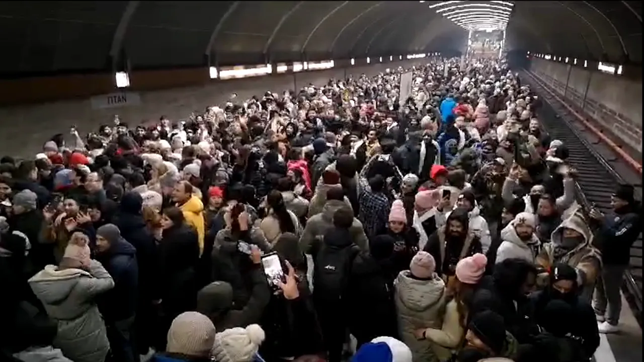 Moment impresionant în noaptea de Revelion. Sute de nepalezi, pe peronul de la stația de metrou Titan, au celebrat trecerea în noul an
