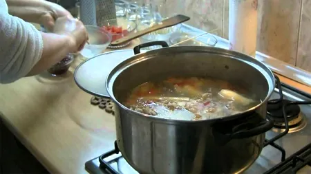 Ingredientul care ne distruge organismul fără să ne dăm seama. Majoritatea gospodinelor îl folosesc la ciorbă