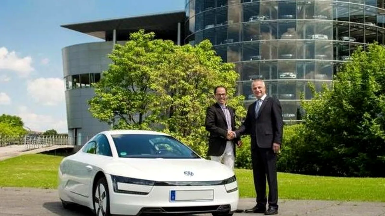 Primul Volkswagen XL1, automobilul cu cel mai mic consum din lume, a ajuns la proprietarul său. GALERIE FOTO