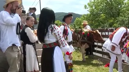 De Rusalii, oamenii din județul Bistrița-Năsăud respectă cu sfințenie „înstruțatul boului”. Ce reprezintă această sărbătoare veche de sute de ani