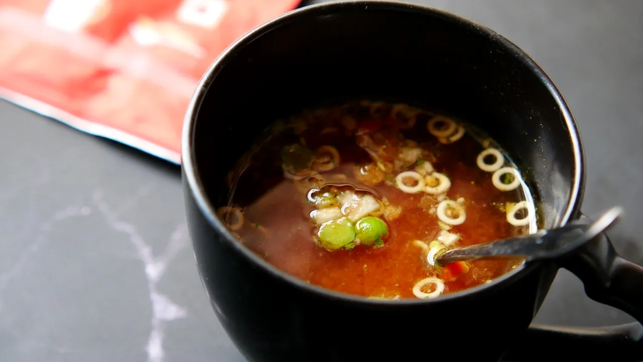 Vești îngrijorătoare despre supa la plic | InfoCons: Are până la 10 E-uri şi până la 12,8 grame de sare. Este mai mult cu 156 % decât doza zilnică recomandată de OMS