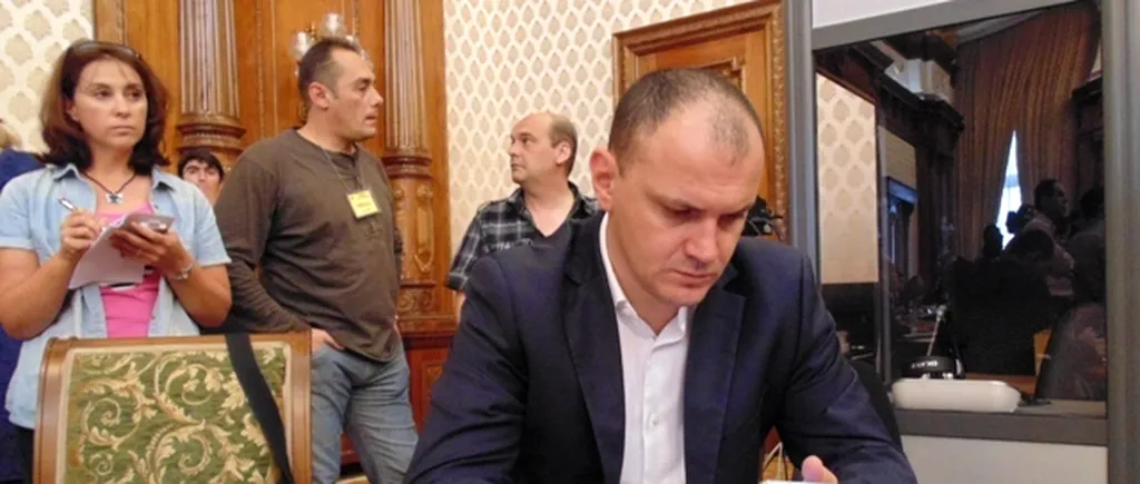 Cine e Sebastian Ghiță, omul cu televiziune la purtător, care vrea să devină președintele executiv al PSD, fără să fi vorbit vreodată în fața partidului. Iliescu spune că nu îl cunoaște