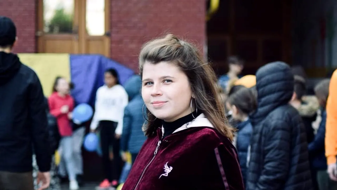 Mesajul emoționant al unei tinere, cu ocazia Zilei Naționale: Eu sunt fetița care și-a privit sora cum împachetează și pleacă departe. Eu fac parte din generația care a suportat urmările comunismului în sistemul de învățământ