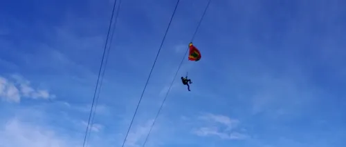 Un parapantist a căzut în gol de la 40 de metri, după ce a rămas agățat de cablul telecabinei din Poiana Brașov (FOTO-VIDEO)