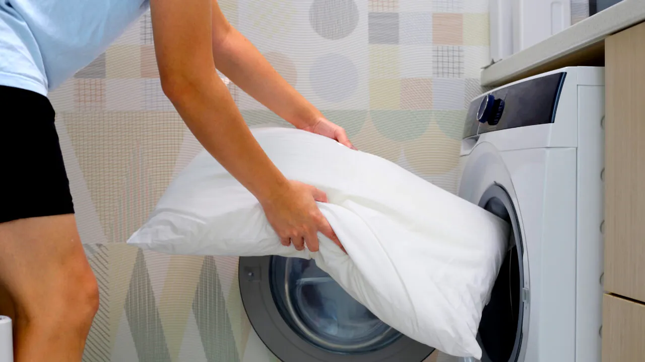 Cum speli corect pernele la mașina de spălat. Doar AȘA își vor menține forma și volumul