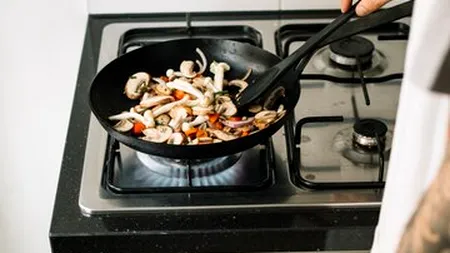 Riscurile ascunse ale gătitului pe gaz: această practică SCURTEAZĂ speranța de viață cu aproximativ 2 ani